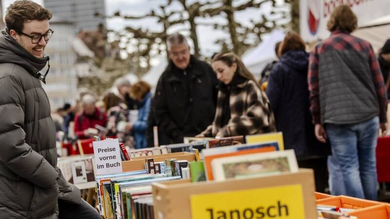 Nasser Saisonstart für die Büchermeile : Zwischen Sonnenschein und Regen auf der Suche nach Buchschätzen