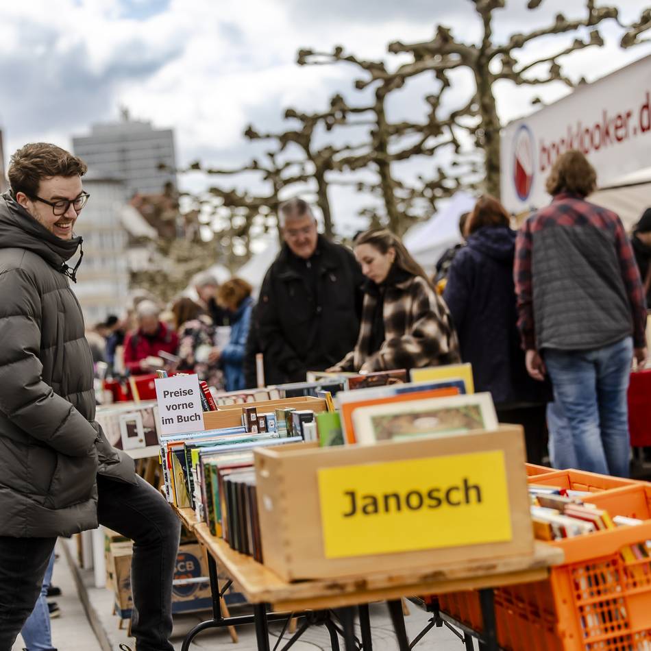 Nasser Saisonstart für die Büchermeile : Zwischen Sonnenschein und Regen auf der Suche nach Buchschätzen