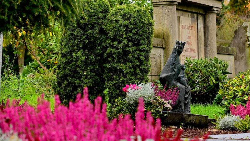 Friedhöfe in Krefeld: Kommunalbetrieb öffnet die Wasseranschlüsse zur Grabpflege