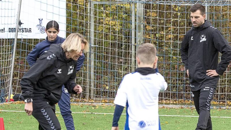 Osterferiencamp in Straelen: Voss‑Tecklenburg und Wolze formen die Fußballstars von morgen