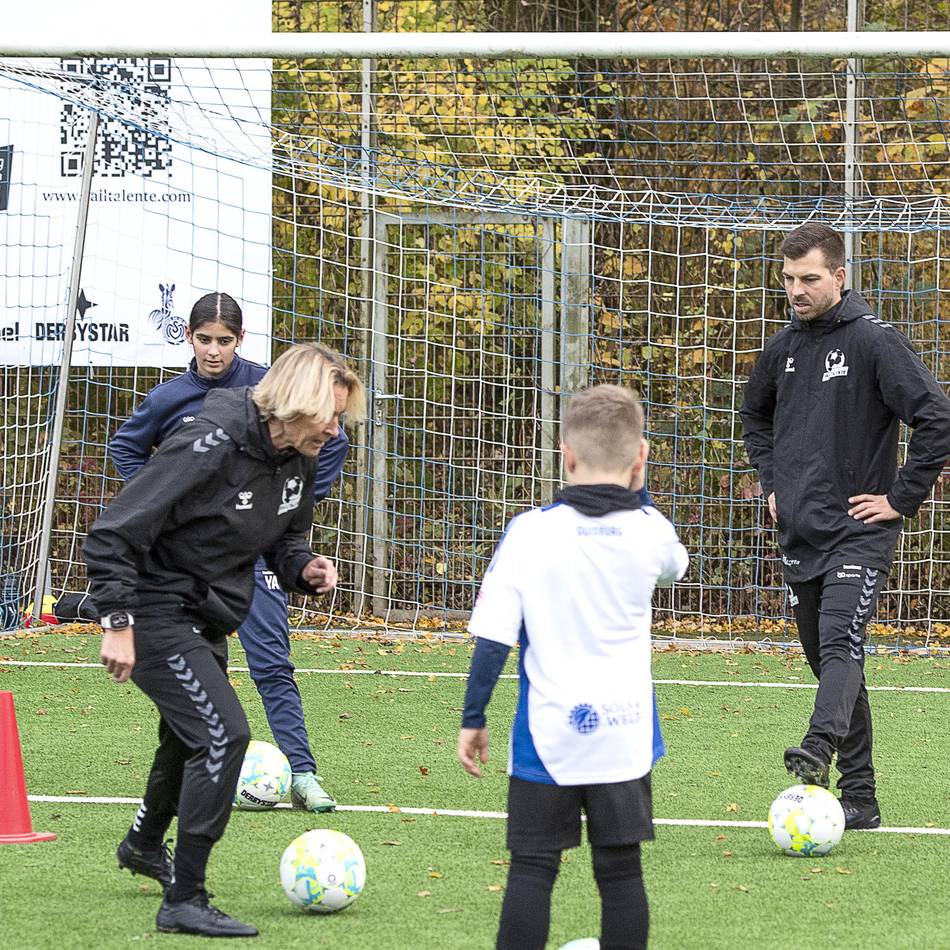 Osterferiencamp in Straelen: Voss‑Tecklenburg und Wolze formen die Fußballstars von morgen
