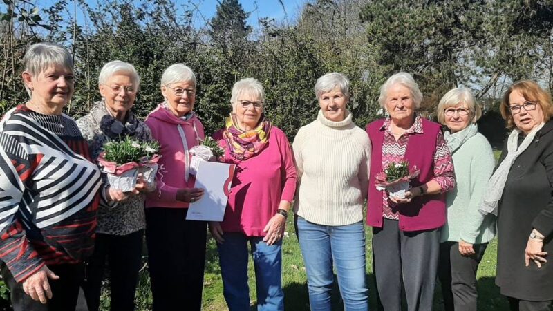Ehrungen im Budberger Pfarrheim: Blumen und Urkunden für die treuen Frauen der KFD