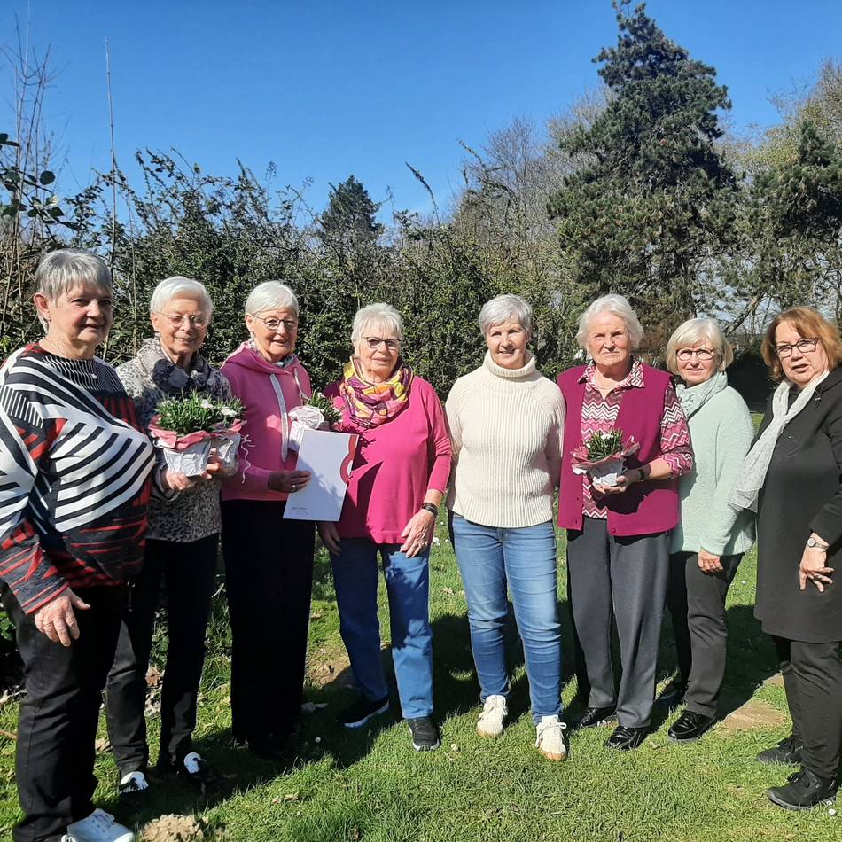 Ehrungen im Budberger Pfarrheim: Blumen und Urkunden für die treuen Frauen der KFD