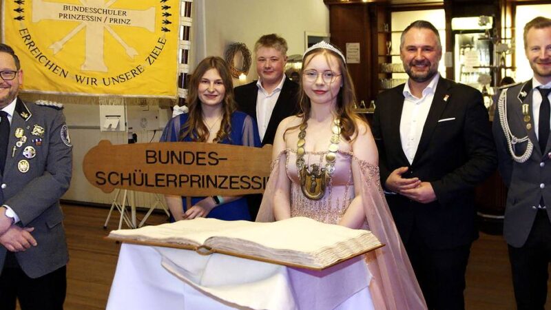 Eintrag ins Goldene Buch: Xantens Bürgermeister würdigt Melissa Wilbert als „Botschafterin unserer Stadt“