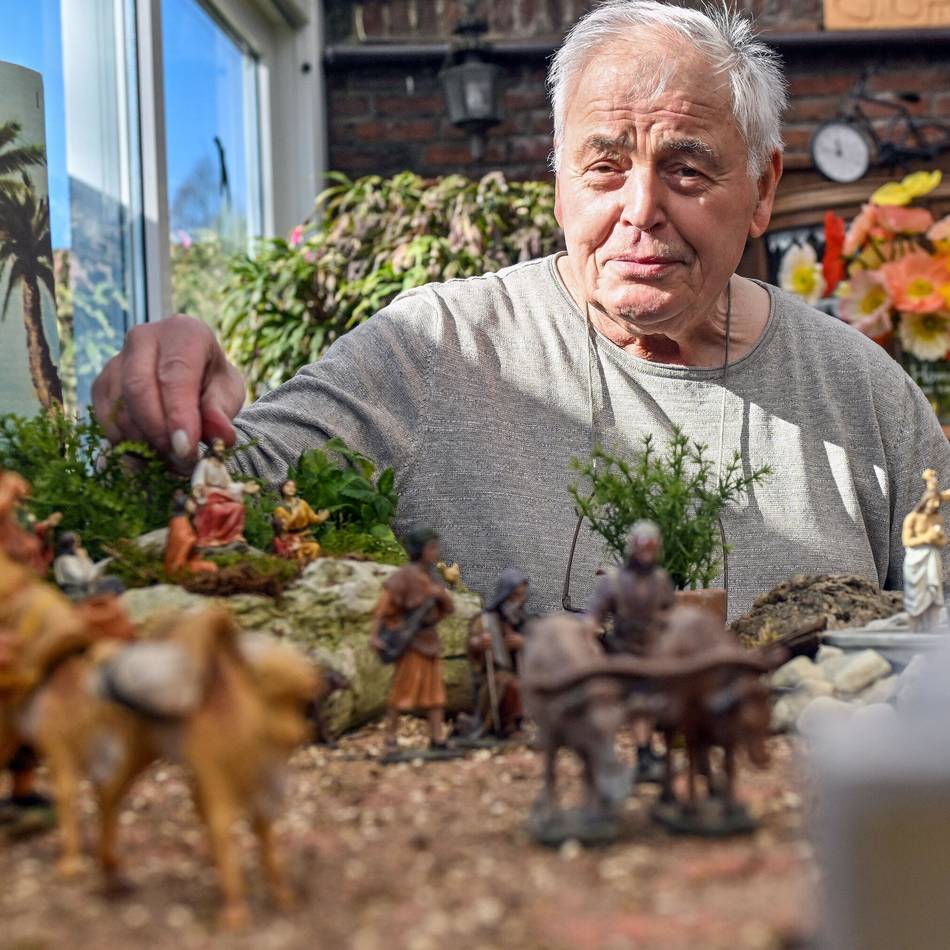 Ab sofort zu besichtigen: Leidenschaftlicher Krippensammler baut Krippe zu Ostern auf