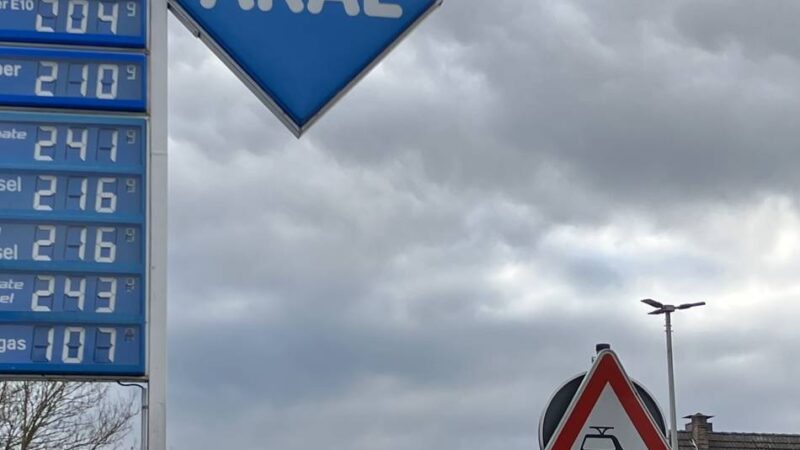 Preisentwicklung bei Benzin und Diesel: Spritpreise explodieren – Viersen zahlt die Rechnung