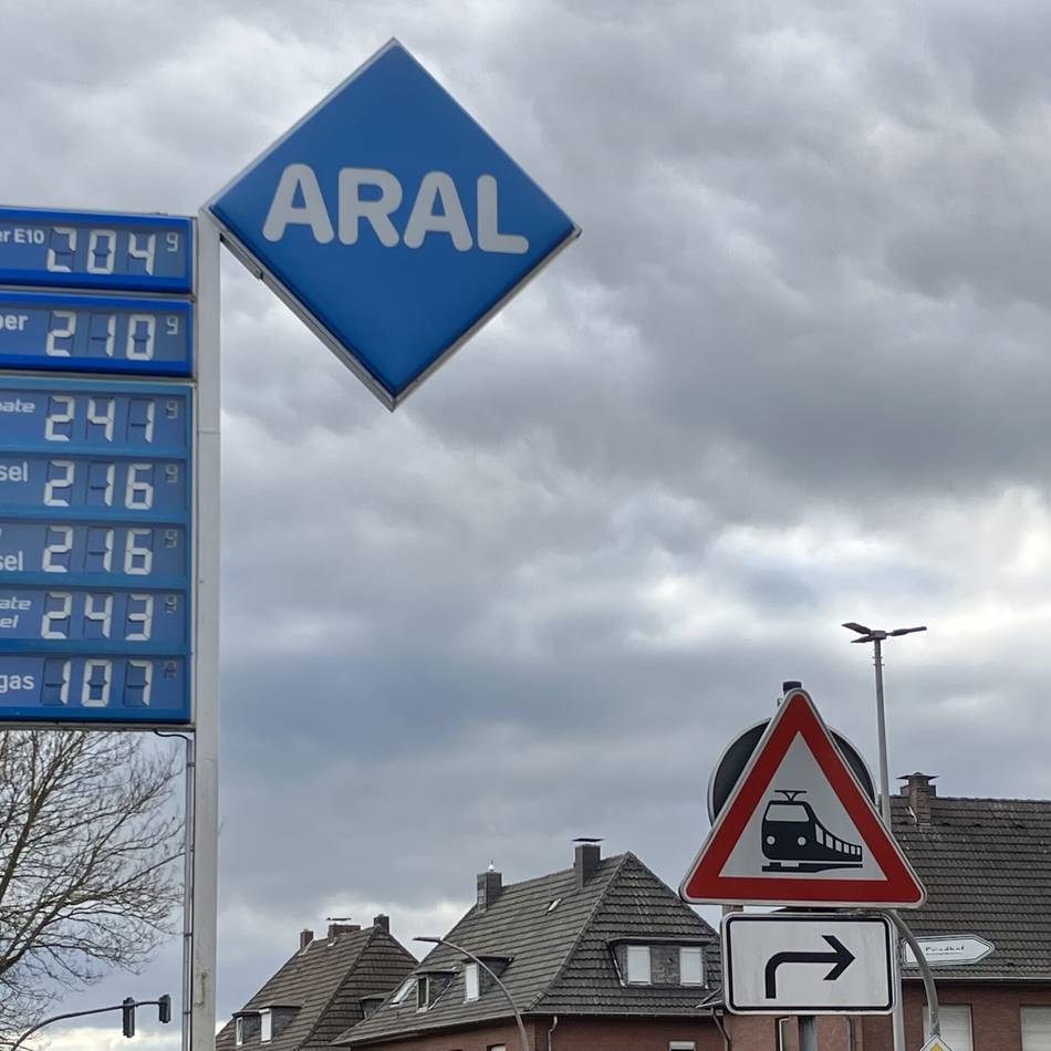 Preisentwicklung bei Benzin und Diesel: Spritpreise explodieren – Viersen zahlt die Rechnung