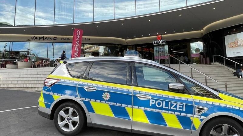 Mönchengladbacher musste ins Krankenhaus: 19-Jähriger am Sonnenhausplatz von Männergruppe ausgeraubt