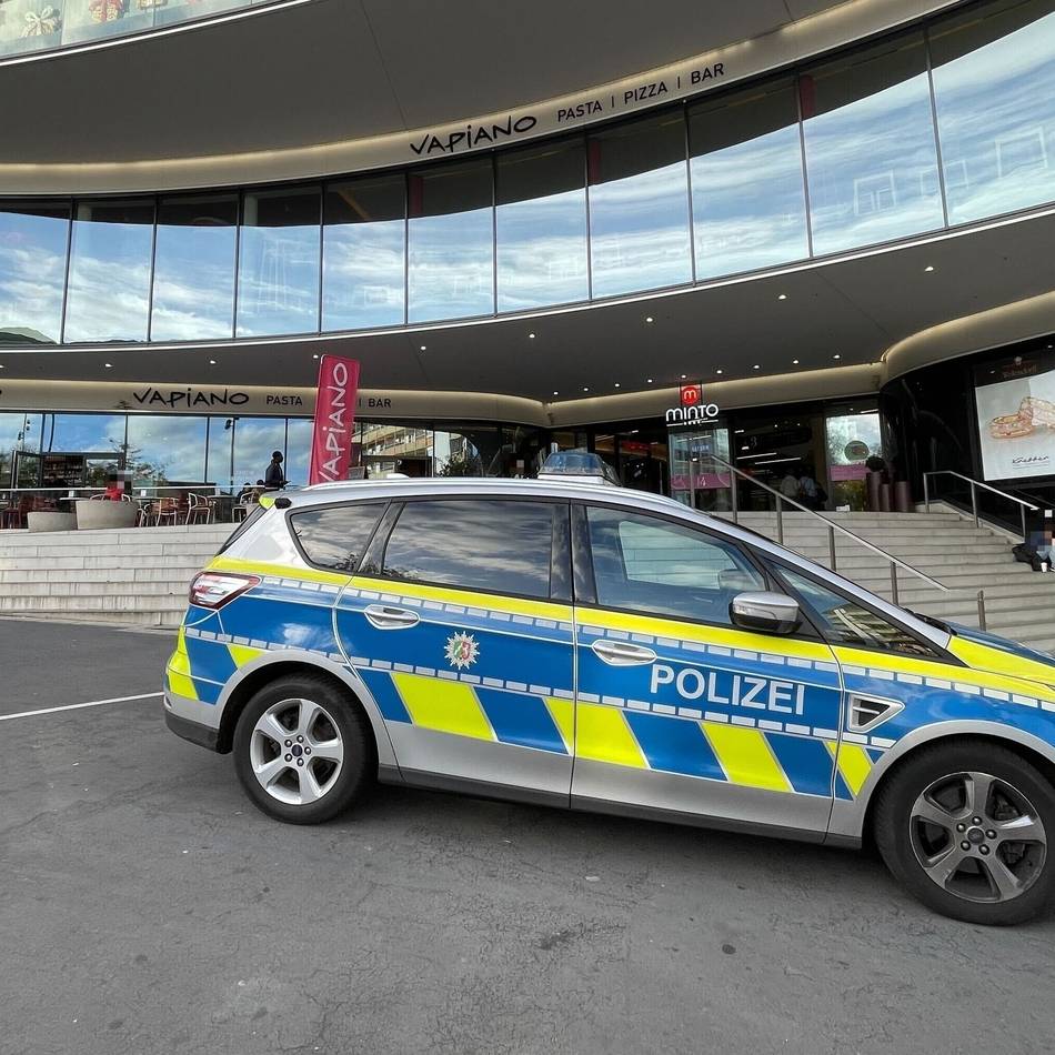 Mönchengladbacher musste ins Krankenhaus: 19-Jähriger am Sonnenhausplatz von Männergruppe ausgeraubt