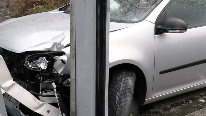 Auto prallt in Neuss vor Metalltor: 18-Jähriger nach Flucht vor der Polizei in Lebensgefahr