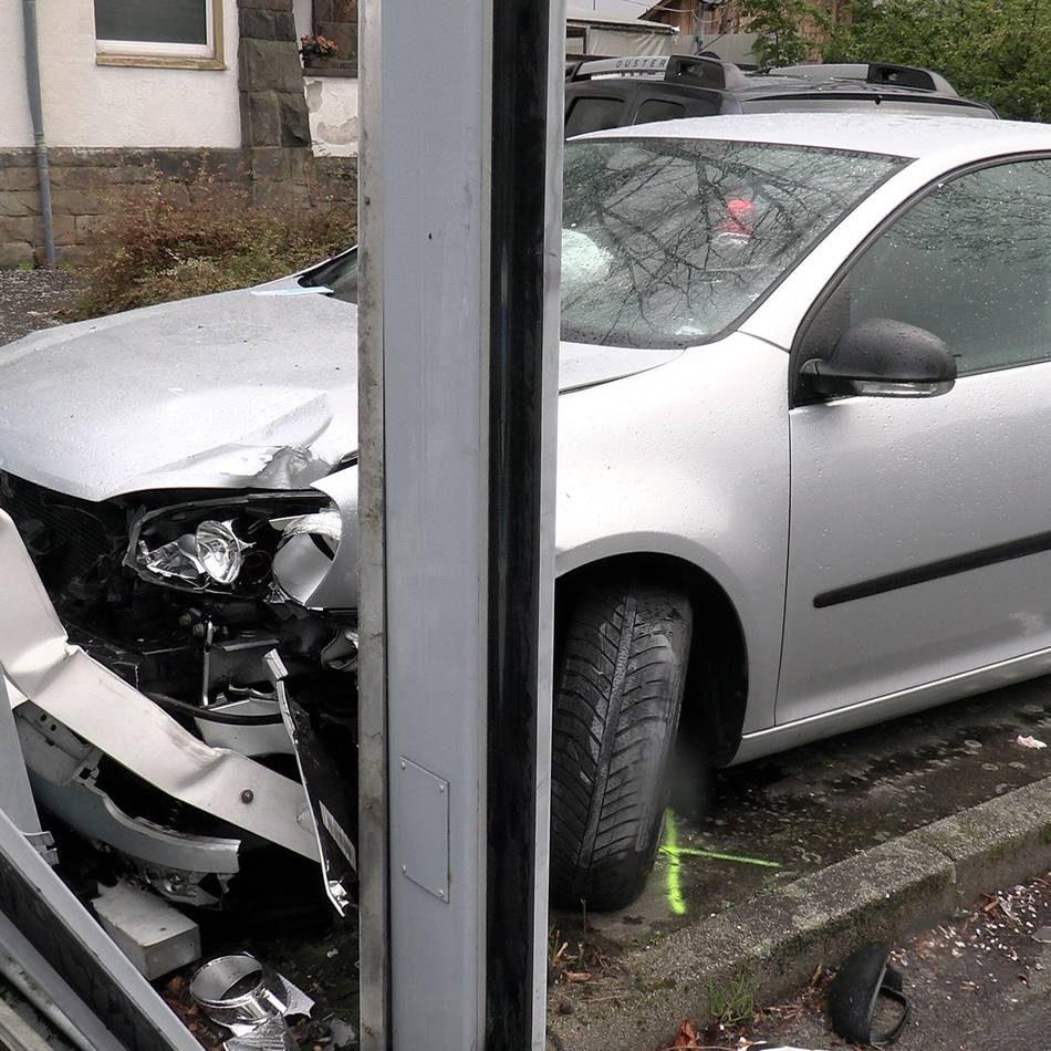 Auto prallt in Neuss vor Metalltor: 18-Jähriger nach Flucht vor der Polizei in Lebensgefahr