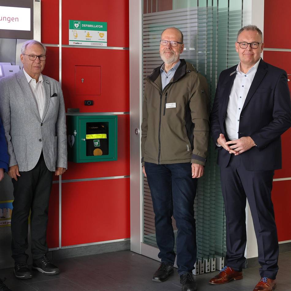 Bürgerstiftung spendet Defibrilator: Neuer Lebensretter in der Sparkasse Jüchen