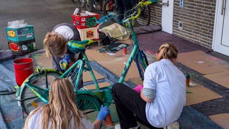 Graffiti-Aktion im Second-Home Brüggen: Alter Drahtesel wird bunter Frühlingsbote