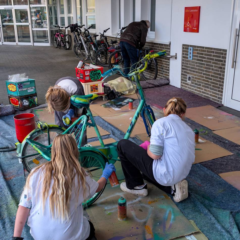 Graffiti-Aktion im Second-Home Brüggen: Alter Drahtesel wird bunter Frühlingsbote