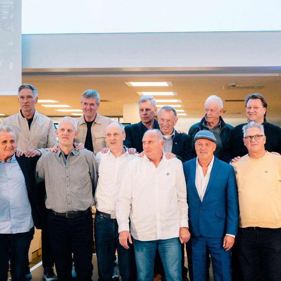 Emotionaler Abend in Krefeld: „Ihr seid die Helden meiner Kindheit“ – Stars von einst feiern ihr Fußballwunder