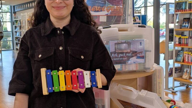 Neue Medienkoffer in Dormagen: Entdecken und Erinnern in der Stadtbibliothek