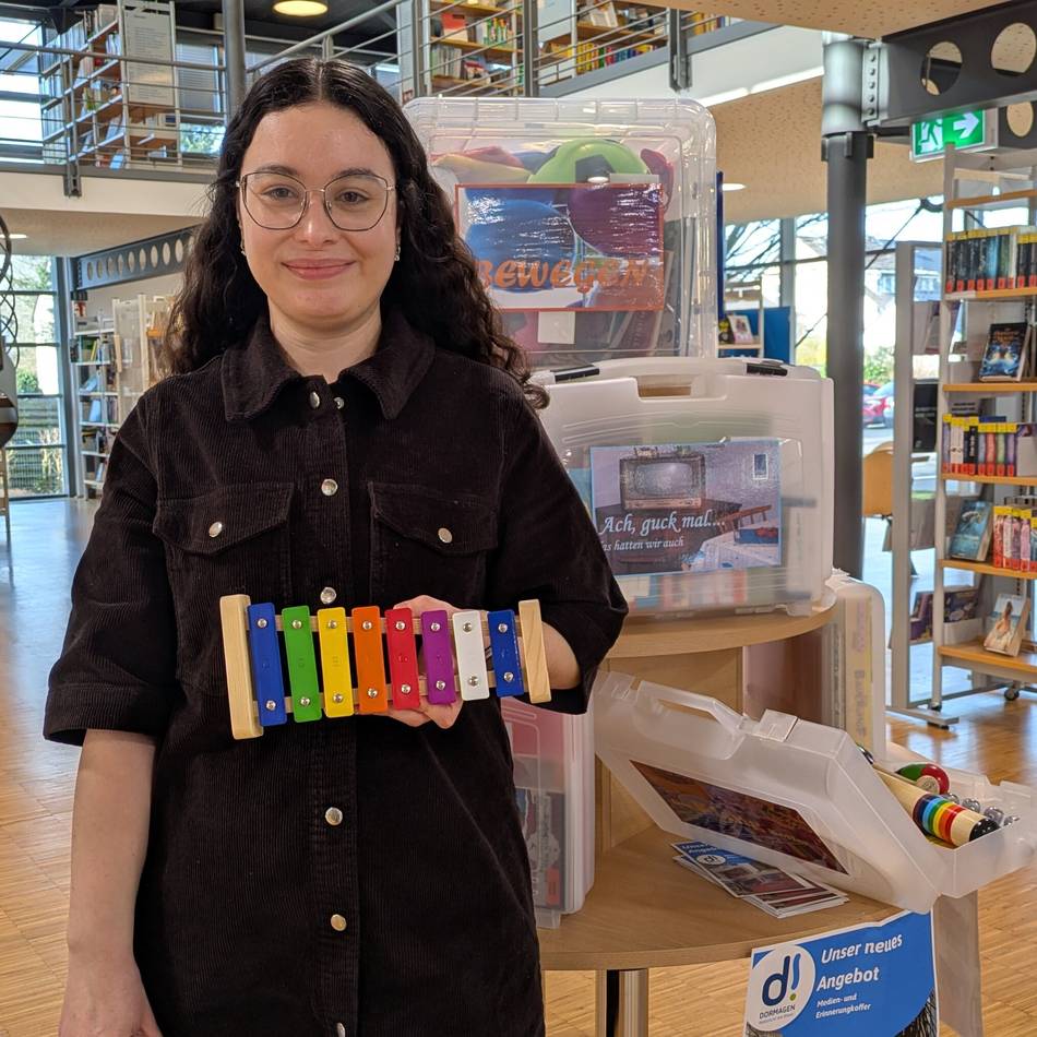 Neue Medienkoffer in Dormagen: Entdecken und Erinnern in der Stadtbibliothek