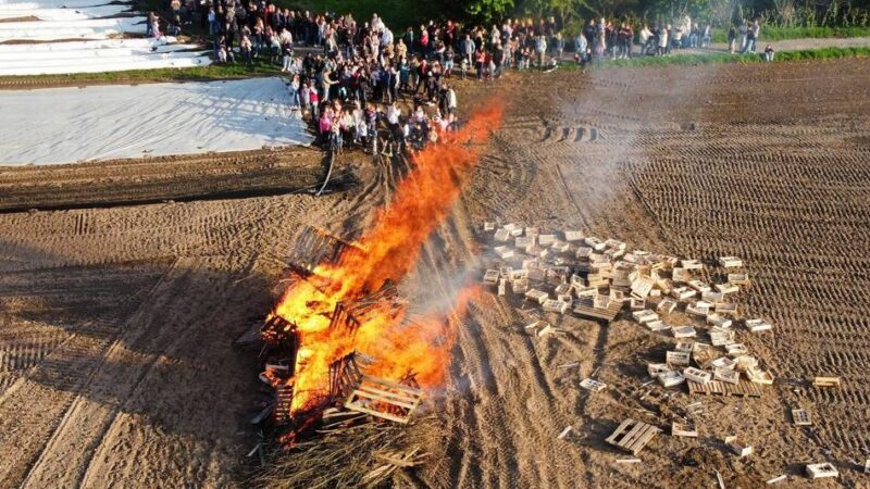 Karsamstag in Meerbusch: Osterfeuer lockte Hunderte – jetzt steht der neue Termin