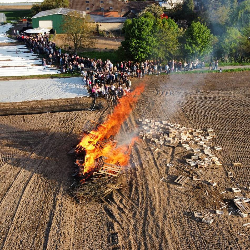 Karsamstag in Meerbusch: Osterfeuer lockte Hunderte – jetzt steht der neue Termin