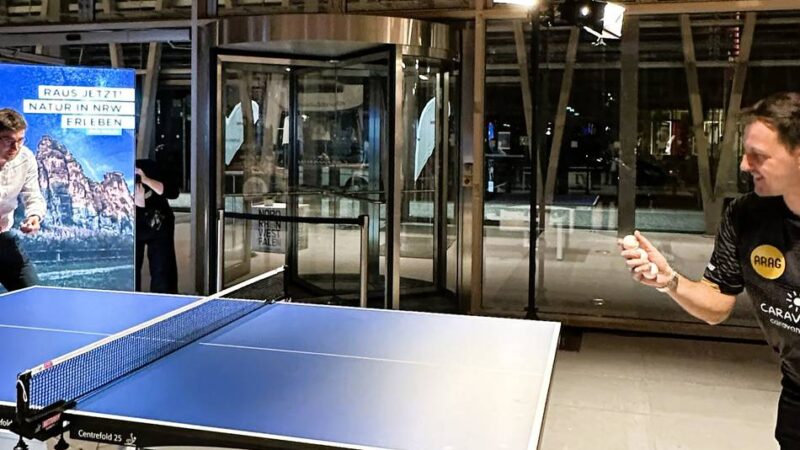 Rees auf der ITB: Ballwechsel mit Timo Boll in Berlin