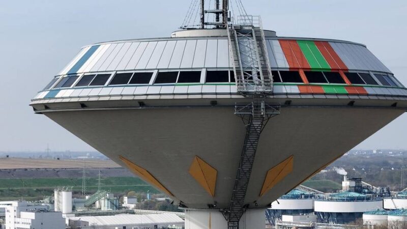 Am höchsten Bauwerk in Leverkusen: EVL montiert neues Logo am Wasserturm