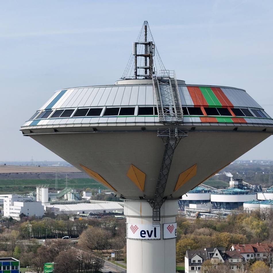 Am höchsten Bauwerk in Leverkusen: EVL montiert neues Logo am Wasserturm