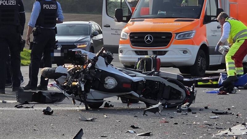 Rettungshubschrauber in Uedem im Einsatz: Motorradfahrer bei Unfall mit Auto schwer verletzt