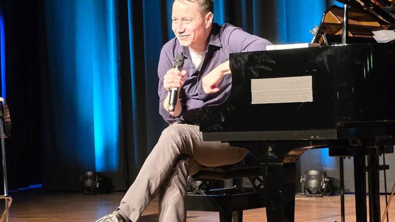 Kultur in Erkelenz: Marco Tschirpke serviert „empirisch belegte Brötchen“ in 40 Gängen