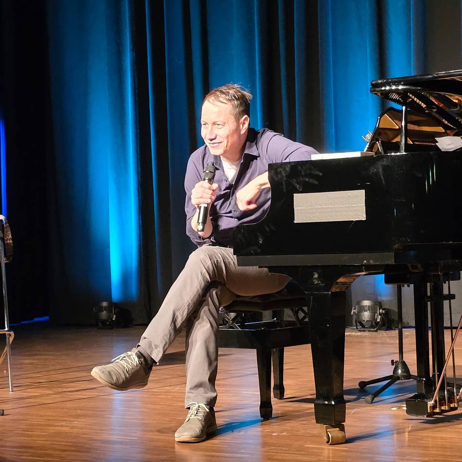 Kultur in Erkelenz: Marco Tschirpke serviert „empirisch belegte Brötchen“ in 40 Gängen