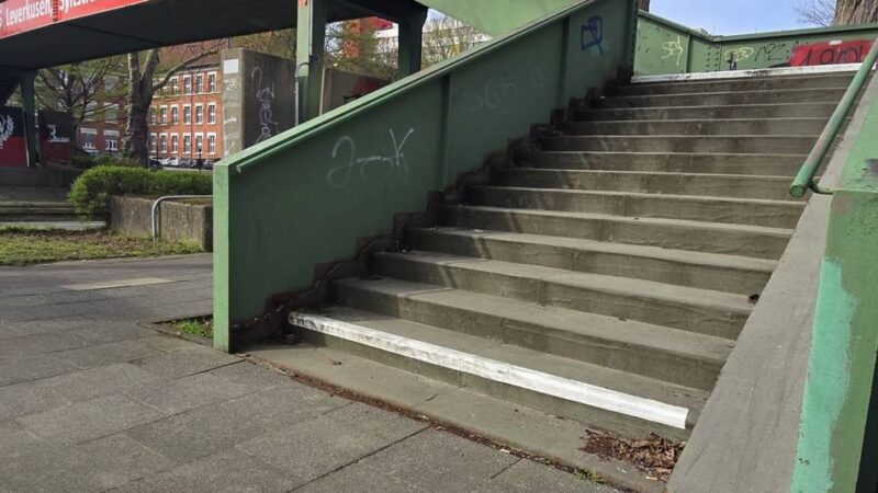 Stadt hat kein Geld für Abriss: Alter Stahlbrücke über B8 in Leverkusen droht Sperrung