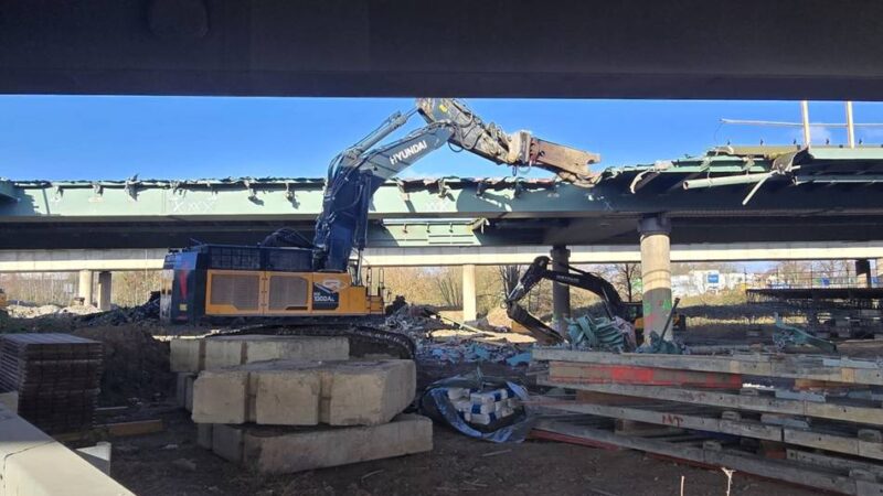 A1-Baustelle in Leverkusen: Panne bei Hochstraßen-Abriss – alte Farbe kommt mit Boden in Kontakt