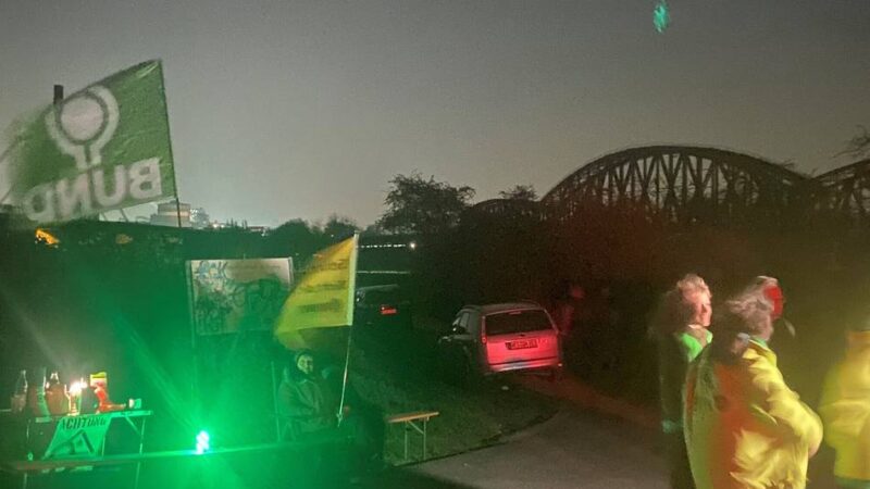 A57/A42 bei Moers und Duisburg: So lief die Mahnwache an der Rheinbrücke in Duisburg