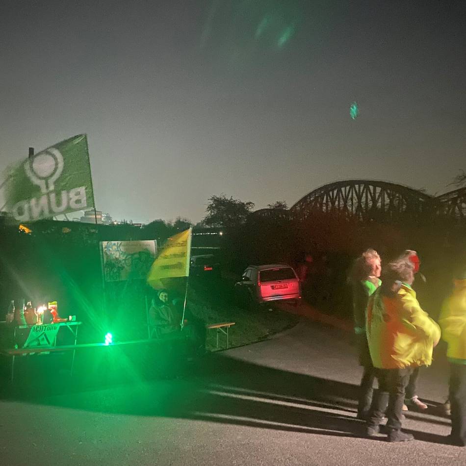 A57/A42 bei Moers und Duisburg: So lief die Mahnwache an der Rheinbrücke in Duisburg