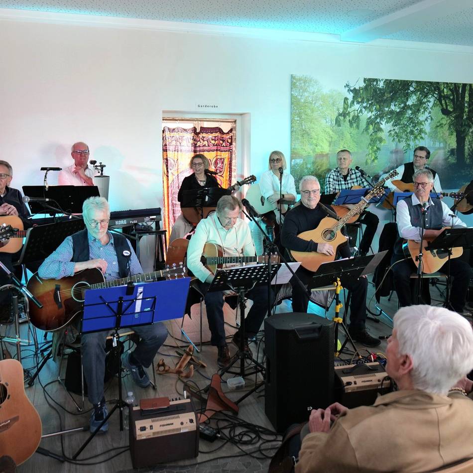 Zwei Konzerte in der Scheune: VHS-Gitarren-Ensemble begeistert auf Haus Ingenray