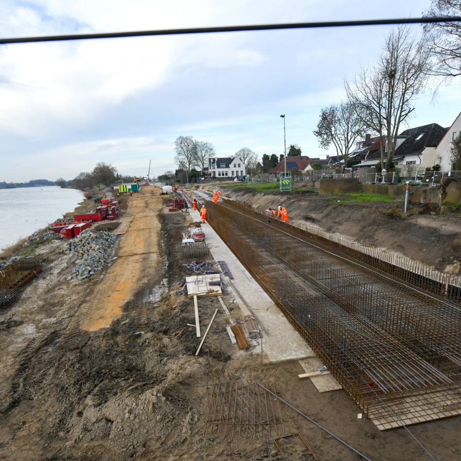 Bagger rollen quer durch Vorgärten: Wenn der Deich sich selbst schließt – Hochwasserschutz der Zukunft in Arcen