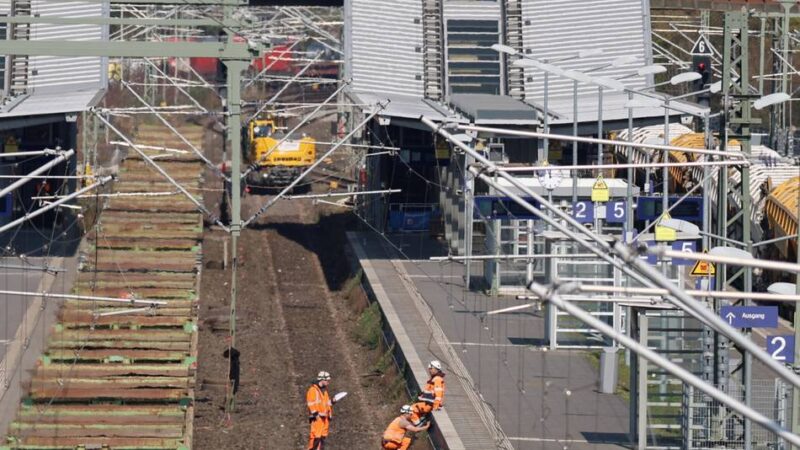 Streckensanierung der Bahn in Leverkusen: Wo sich Schilderschreck und gelbes Stahlungeheuer treffen