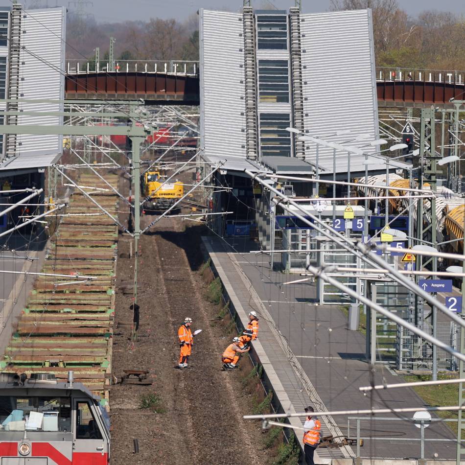 Streckensanierung der Bahn in Leverkusen: Wo sich Schilderschreck und gelbes Stahlungeheuer treffen