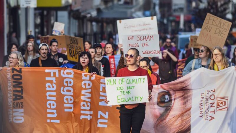 Frauenstreik in Kleve: „Wir wollen kein Stück vom Kuchen, wir wollen das Rezept“