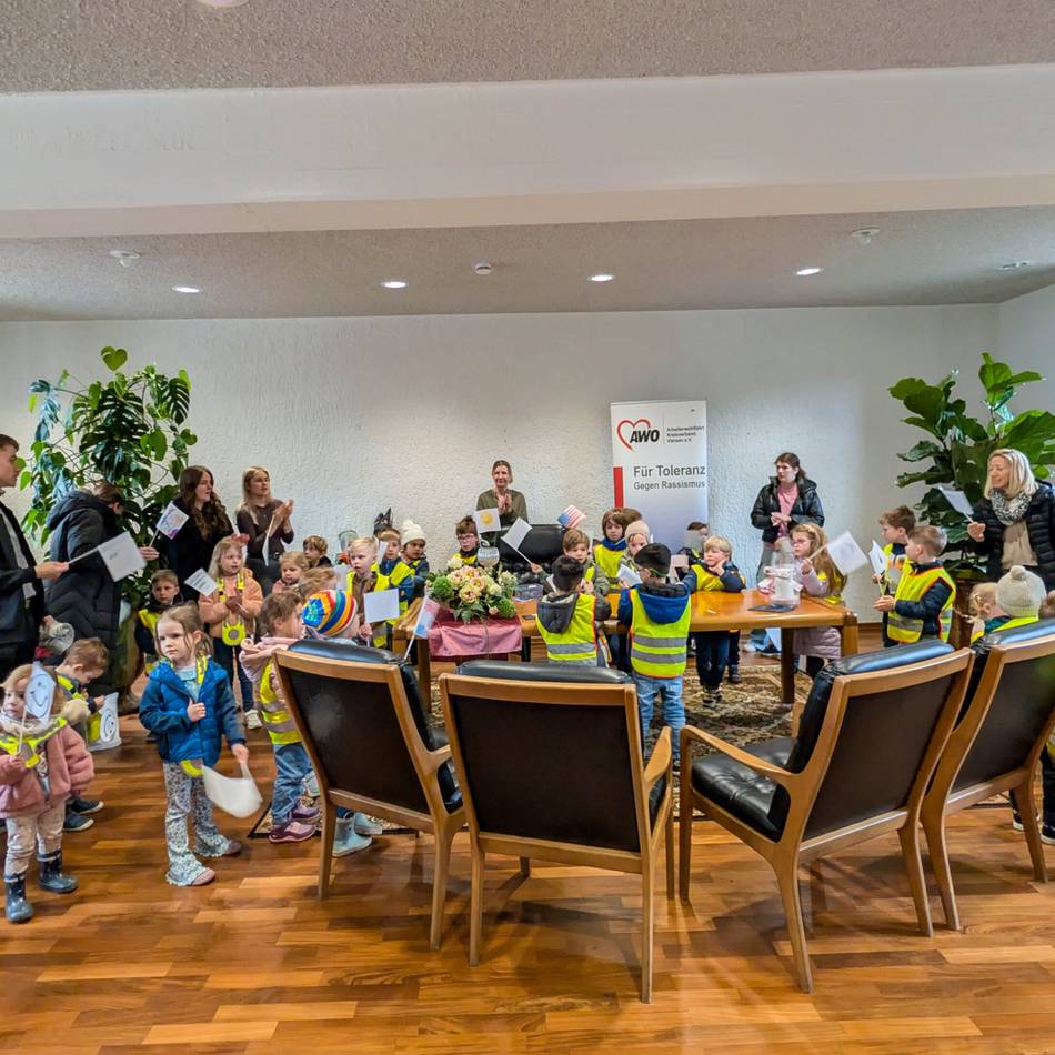 Anti-Rassismus-Projekt in Schwalmtal: Kita‑Kinder bringen Freundlichkeit ins Rathaus
