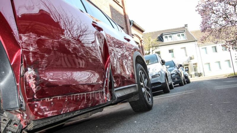 Polizeieinsatz in Jüchen: Betrunkener Fahrer rammt neun geparkte Autos – immenser Schaden
