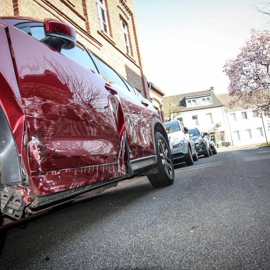 Polizeieinsatz in Jüchen: Betrunkener Fahrer rammt neun geparkte Autos – immenser Schaden