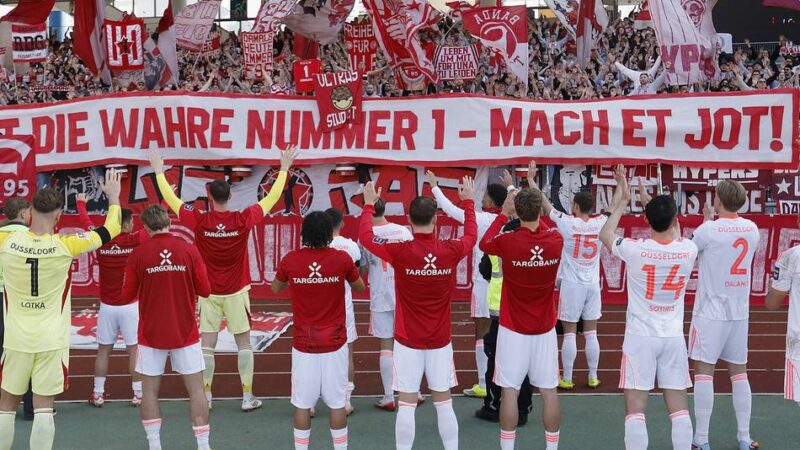 Spieler zollen Fortuna-Trainer Respekt: Nach Koch-Tod – emotionaler Anfang-Moment in der Fankurve