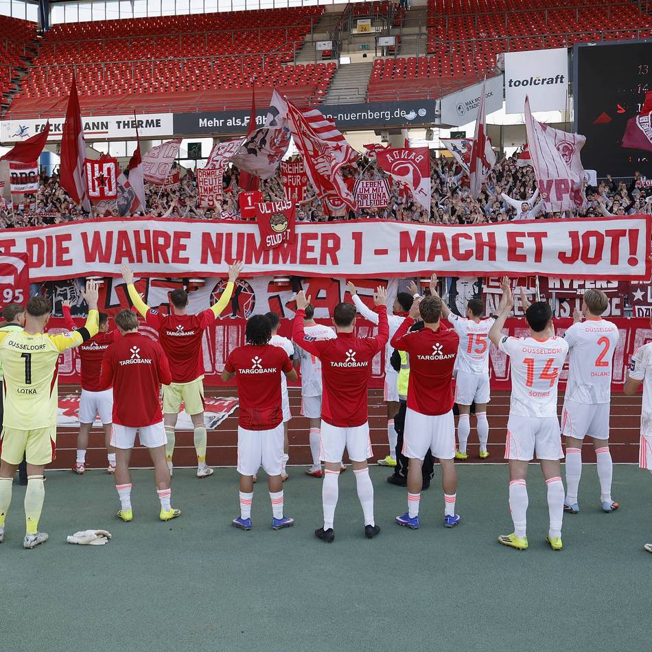 Spieler zollen Fortuna-Trainer Respekt: Nach Koch-Tod – emotionaler Anfang-Moment in der Fankurve