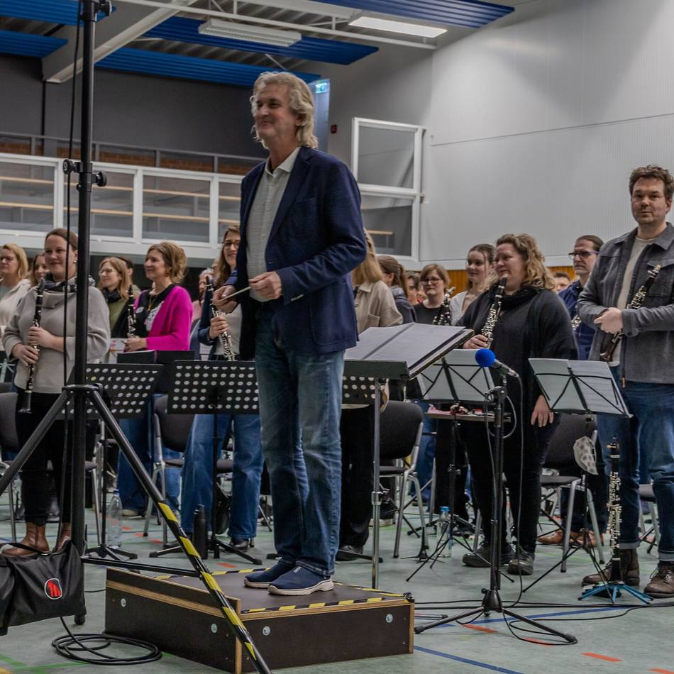 Johan de Meij beim Bläser-Workshop: Star-Komponist leitet Proben in Nieukerk