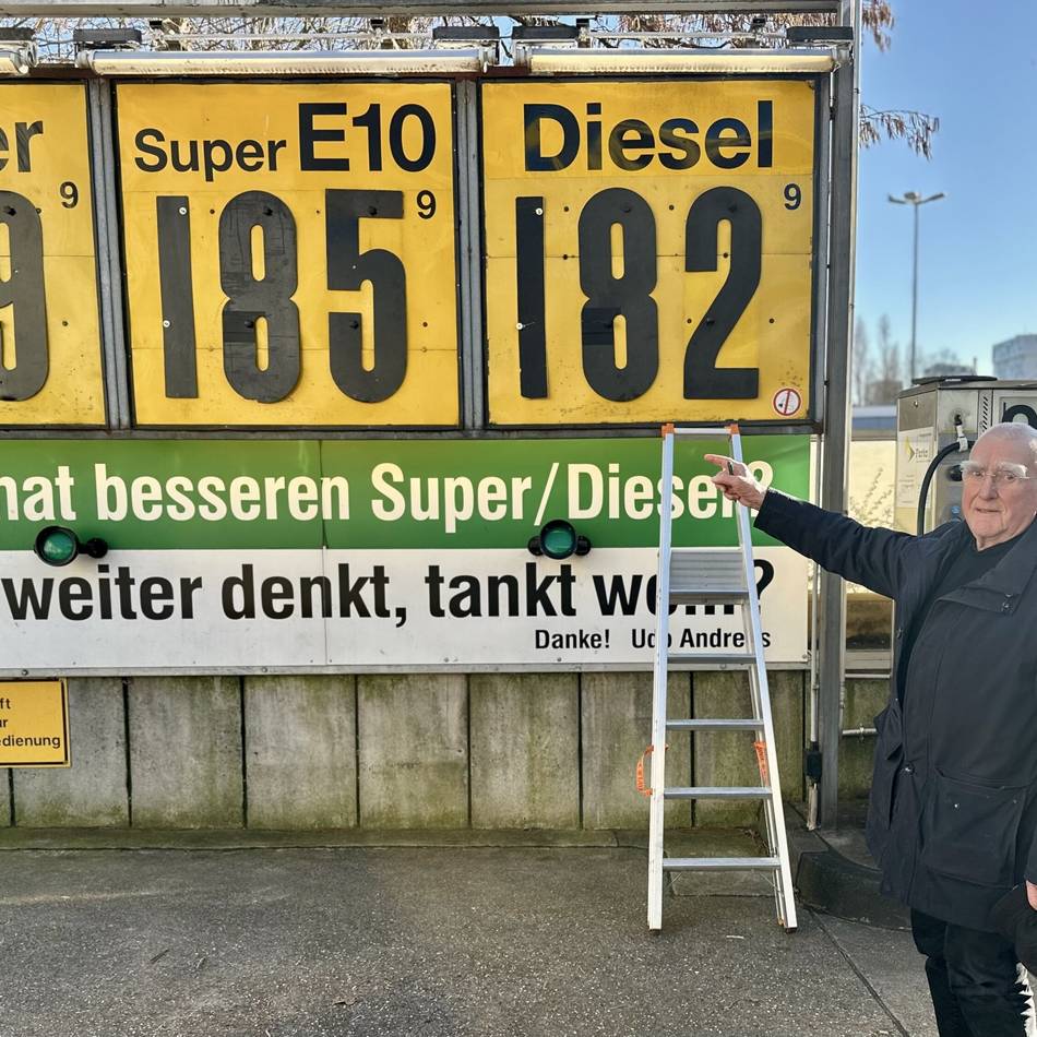Tankstelle in Düsseldorf: „Die Benzinpreise explodieren, so etwas gab es lange nicht mehr“
