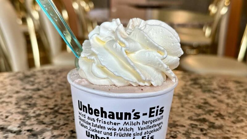 Nach Verzögerung bei Kult-Eisdiele: Lange Schlangen zum Start – Unbehaun in Düsseldorf ist geöffnet