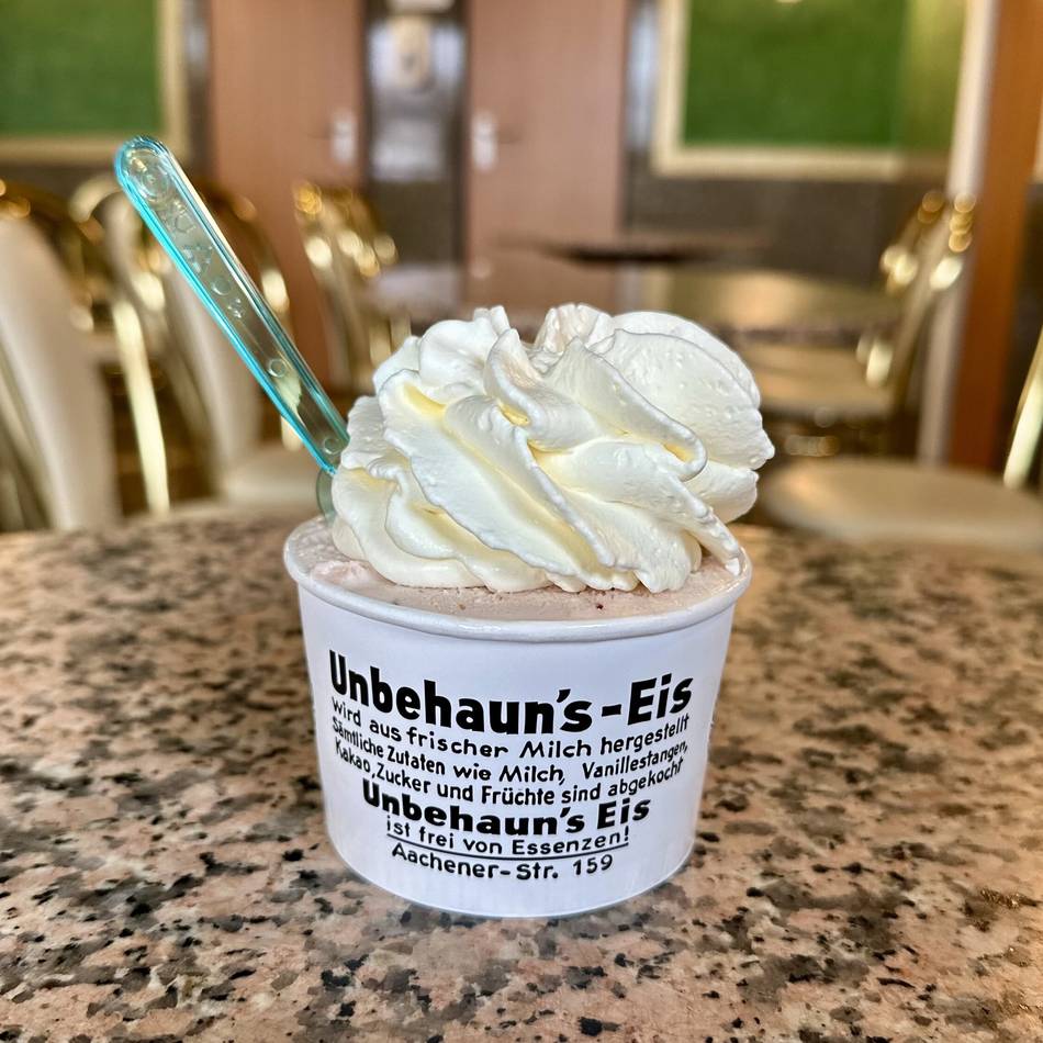 Nach Verzögerung bei Kult-Eisdiele: Lange Schlangen zum Start – Unbehaun in Düsseldorf ist geöffnet