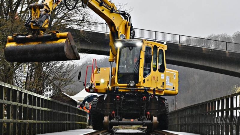 Strecke zwischen Radevormwald und Wuppertal: Neuer Bagger „Atlas“ ist jetzt am Zug