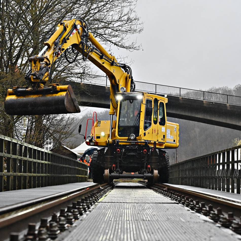 Strecke zwischen Radevormwald und Wuppertal: Neuer Bagger „Atlas“ ist jetzt am Zug