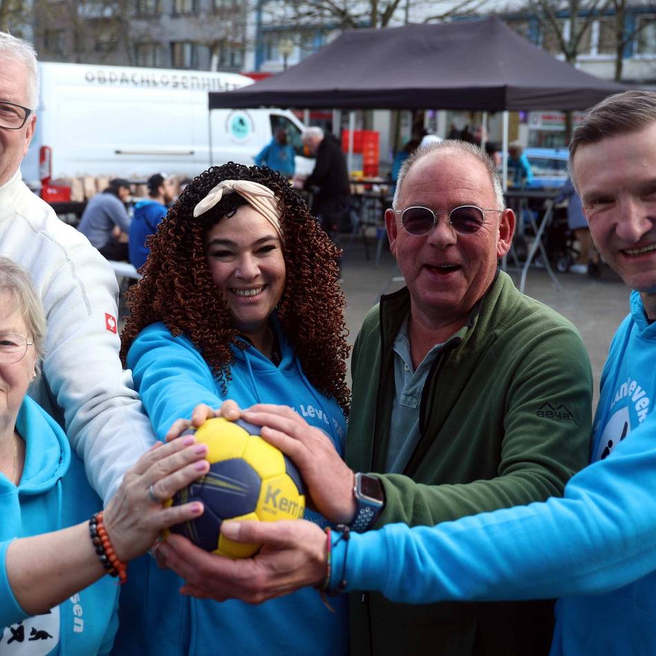 Hilfe für Obdachlosenhilfe in Leverkusen: Ex-Handballer unterstützen Projekt „Kältegang“